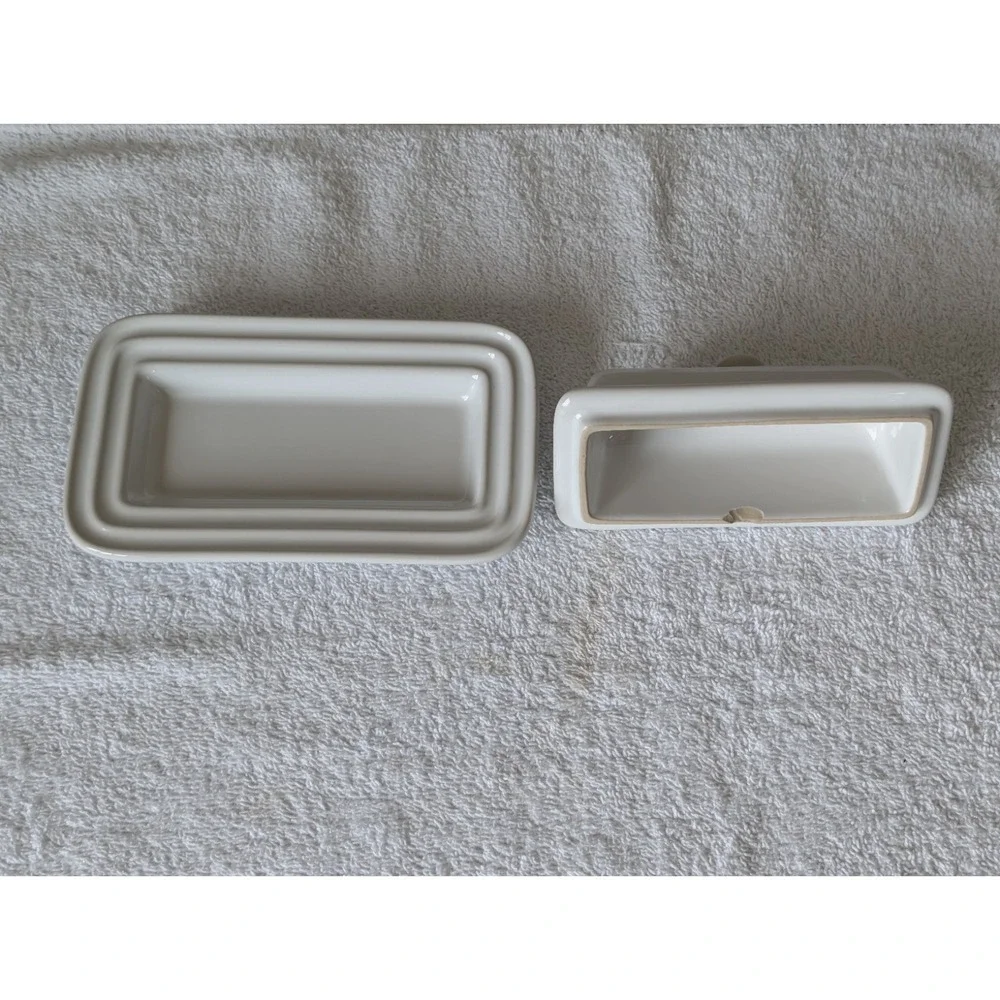 Le Creuset Stoneware 1/4 Lb Stick Butter Dish With Knob Lid Cotton White CHIP